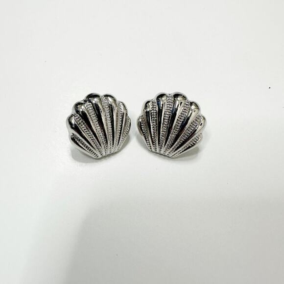 2/$30 NEW Dainty Delicate Sea Shell Earrings Gold or Silver Post Stud Backs 130 - Picture 7 of 15